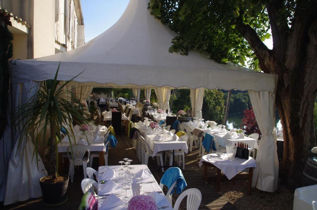 Logis Hotels Domaine Du Chatelard Dirac Exterior foto